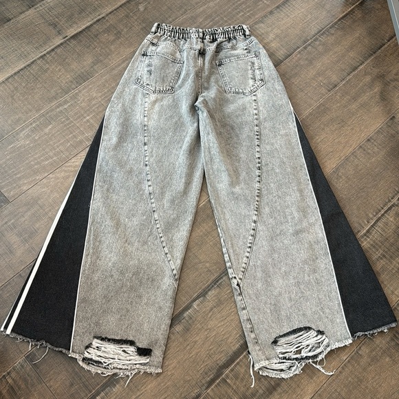 NWT WIMENS WIDE KEG JEANS SIZE S - Picture 3 of 12